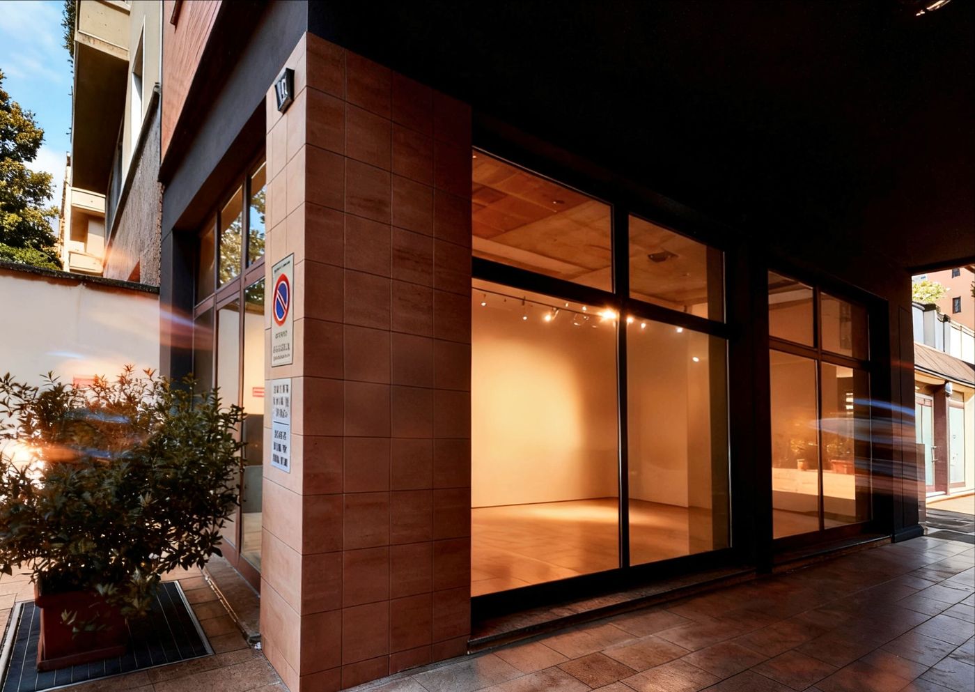 The glass front of hui.red/gallery in Via Sant’Alessandro Sauli