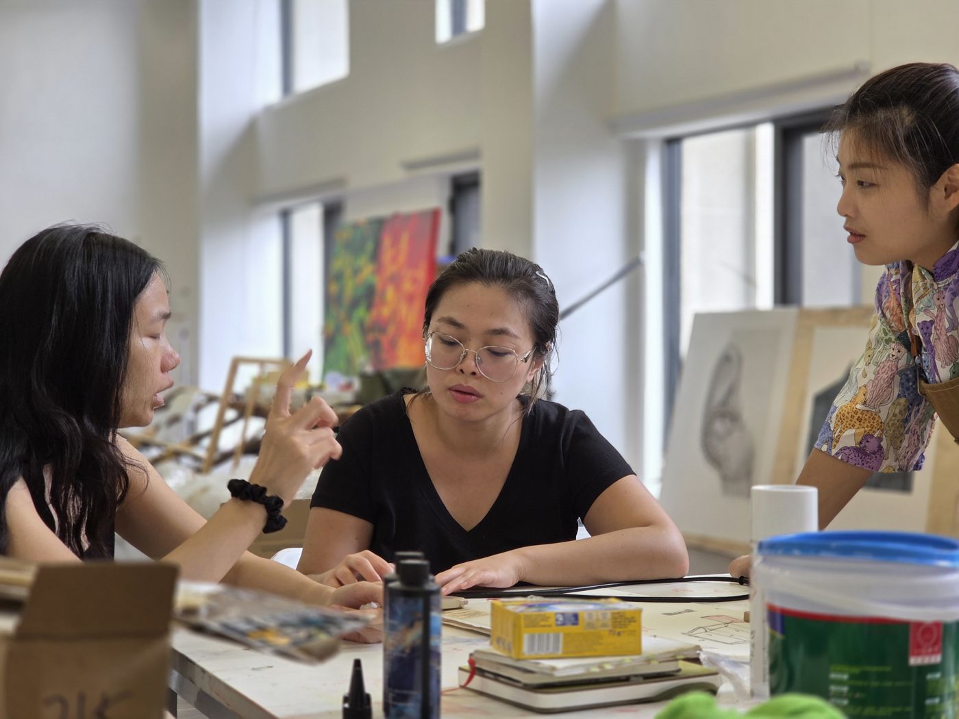 Ines Huizhong Song at work with artists in a hui.red/lab session